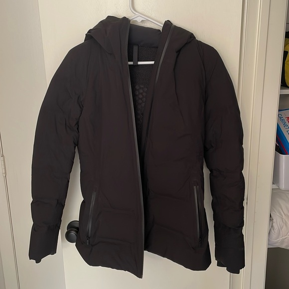 Women’s Lululemon “Down for it All” Puffy Jacket - Picture 1 of 2